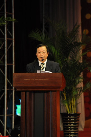 Beat365唯一官方网站副院长曹云凤主持大赛开幕式